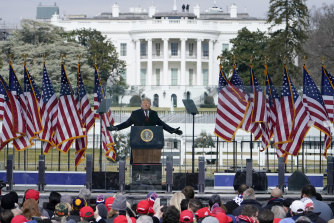 202 年 1 月 6 日，一群暴徒入侵美國國會大廈前，白宮在後台，當時的總統唐納德·特朗普在一次集會上發表講話