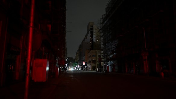 Toko-toko ditutup lebih awal di pusat kota untuk menghemat listrik di Kairo, Mesir.