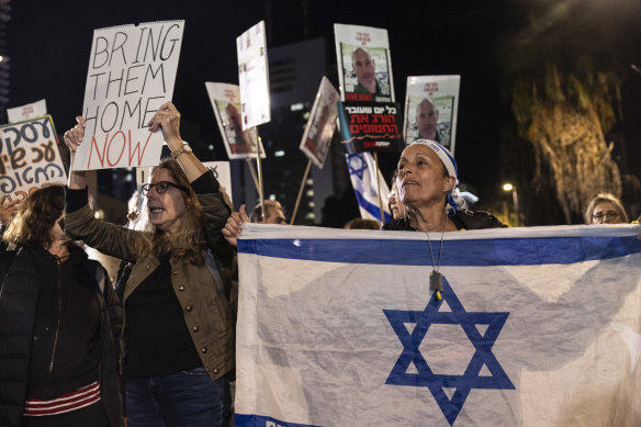 Families of hostages and their supporters rally in Tel Aviv after the news that the IDF killed three Israeli hostages who were waving a white flag.