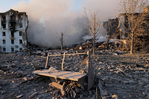 A fumaça sobe sobre um prédio residencial destruído por um ataque aéreo russo em Kramatorsk, Ucrânia.