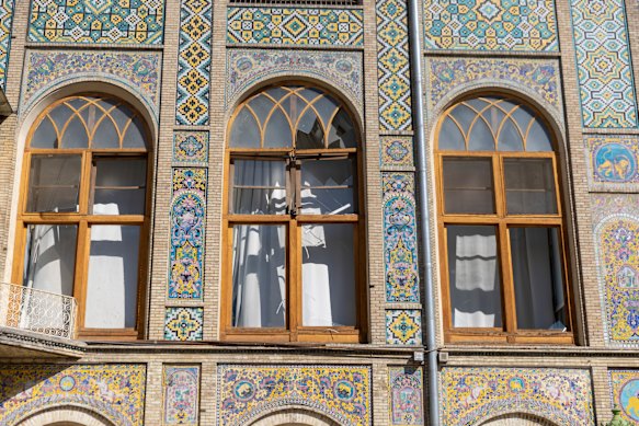 تضرر النوافذ في القصر.