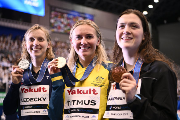 Ariarne Titmus with her 400m freestyle gold medal at the world championships alongside Katie Ledecky and Erika Fairweather.