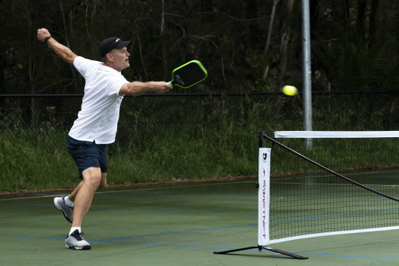 Hutchinson plays an Erne shot. Note his feet outside the court.