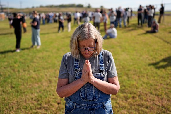 Kathleen Walter prays in the area outside the prison reserved for people opposed to the death penalty.