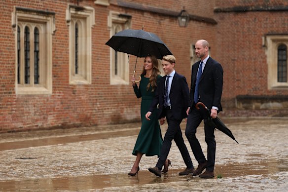 Prince George arrives with his parents, Catherine, the Princess of Wales, and Prince William.