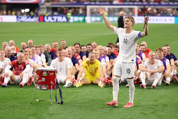 Norway’s Martin Oedegaard leads the team in the Viking row celebration after their win against the Ivory Coast.