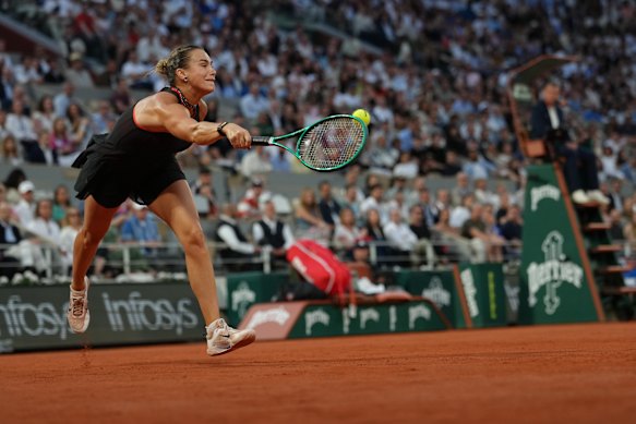 Aryna Sabalenka won a heavyweight battle with Naomi Osaka to reach the Roland-Garros quarter-finals.