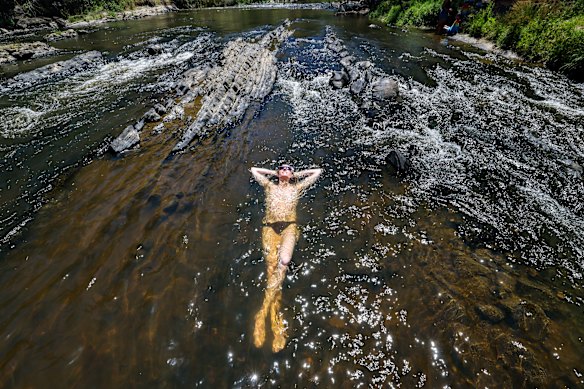 Jack Traylen se refresca no Yarra. Traylen é de Melbourne, mas mora na Finlândia, onde atualmente faz temperaturas negativas de 15 graus.
