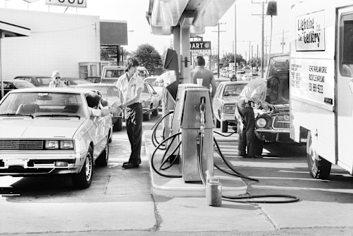 Carros fazem fila para combustível nos EUA em 1979.