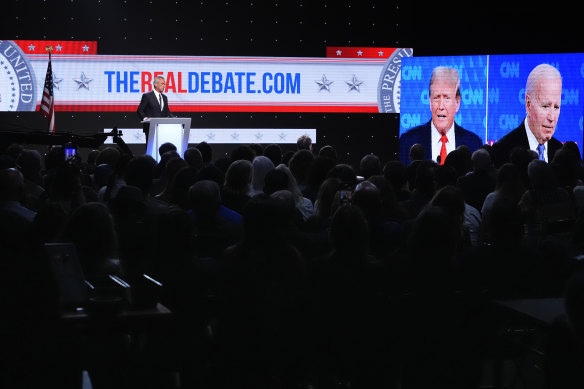 Le candidat indépendant à la présidence Robert F. Kennedy Jr. s'exprime lors d'un événement de campagne organisé pendant le débat présidentiel.