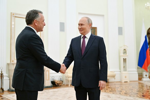 O presidente russo Vladimir Putin recebe o enviado especial de Donald Trump, Steve Witkoff, no Kremlin para negociações na sexta -feira.
