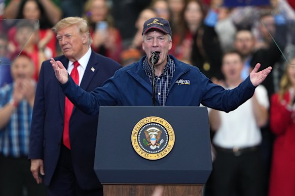 Dan Sullivan, il senatore repubblicano dell'Alaska, durante una manifestazione elettorale con il presidente Donald Trump.