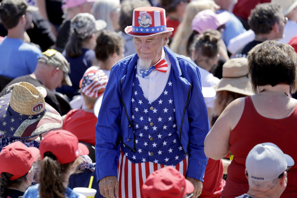 Un homme déguisé en Oncle Sam traverse la foule avant que Donald Trump ne s'exprime lors d'un événement de campagne à l'aéroport international de Wilmington. 