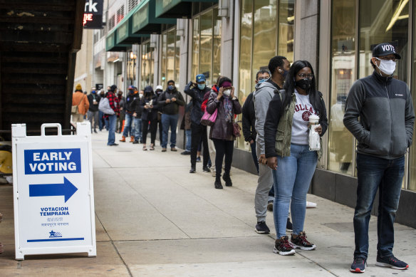 Hundreds of people wait in line to vote  in Chicago in the 2020 election.