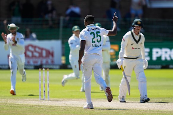 남아프리카공화국의 Kagiso Rabada(가운데)가 4일차에 호주의 Nic Maddinson(오른쪽)의 개찰구를 축하하고 있습니다.