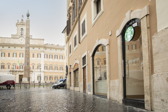 Rome’s first Starbucks has opened just a stone’s throw from the historic and political heart of the city on Via della Guglia, opposite the Italian parliament building.
