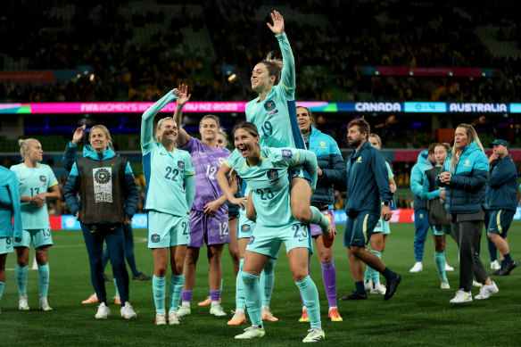 Australia players applaud fans after the team’s 4-0 victory.