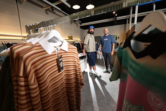 Compaixão pela moda: os fundadores da HoMie, Marcus Crook (à esquerda) e Nick Pearce, em sua loja em Melbourne.
