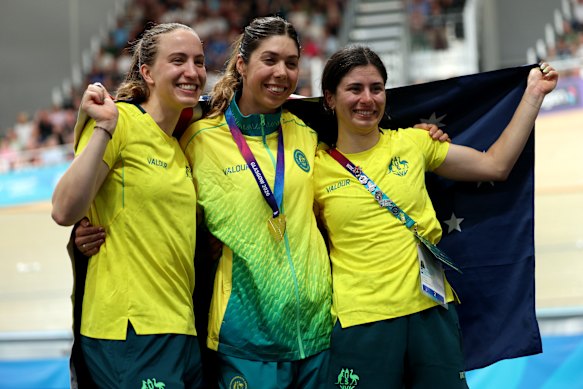 Gold medallist, Georgia Baker (C) and Team Australia celebrate the victory during the women’s 10km scratch race final.