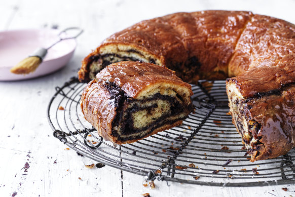 Babka with chocolate and halva.