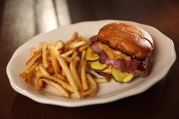 O hambúrguer com queijo e wagyu extra.