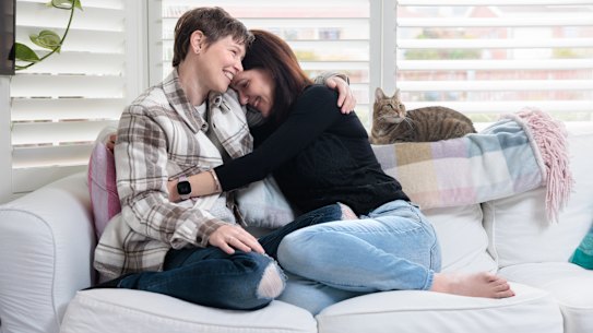 La pareja de Hobart, Lauren Watson (izquierda) y Jess Yasuda, viven separados. 