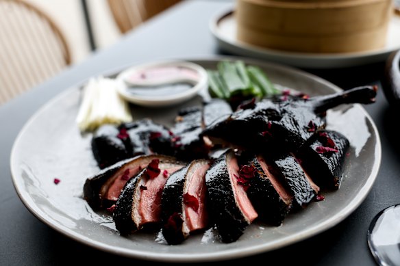 Black duck with pancakes and condiments.