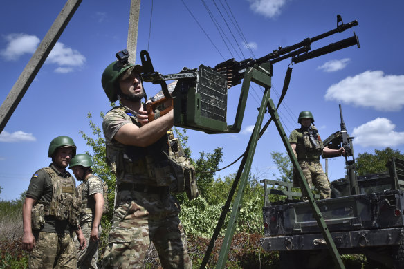 Ukrainian servicemen of mobile air defence unit of Ukraine’s 141st separate infantry brigade prepare their machine guns for a duty in Zaporizhzhia region.