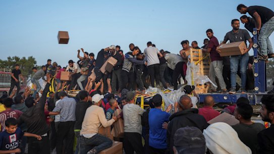 Palestinians storm a truck loaded with humanitarian aid brought in through a new US-built pier.