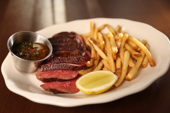 Bife frito feito com rosbife Angus na Common Cuts, nova churrascaria da cidade.