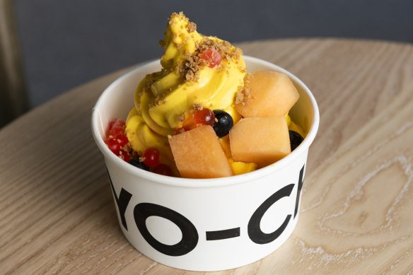 Mango yoghurt, fresh fruit and popping pearls.