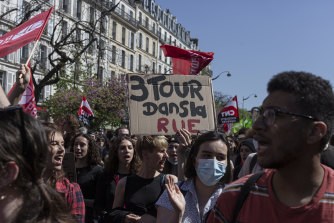 This placard seen in Paris says “the third round in the streets”, implying that after the second vote, the result will trigger civil unrest. 