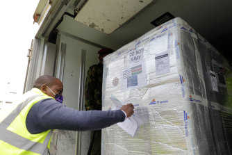Un oficial al aeroportului verifică un transport de vaccinuri care sosesc din Grecia prin Kovacs în Nairobi, Kenya.