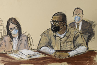 Bu mahkeme salonu çiziminde, R. Kelly ve soldaki avukatı Jennifer Bonjean, New York'taki ceza duruşması sırasında ortaya çıkıyor.