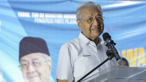 İki kez başbakan olan Mahathir Mohamad Salı günü Kuala Lumpur'daki bir parti etkinliğinde konuşuyor.