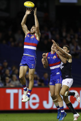 Marcus Bontempelli takes a mark in round eight. 