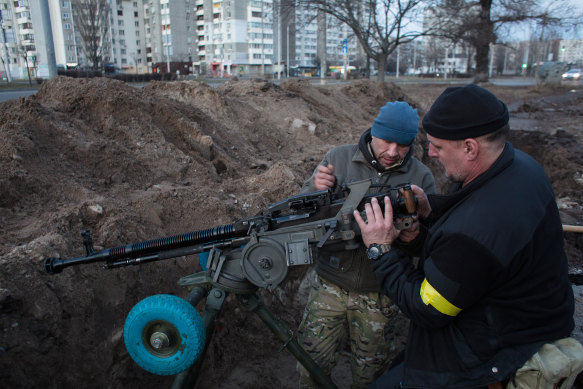 Members of the Ukrainian territorial defence battalion set up a machine gun in Kyiv on Friday. 