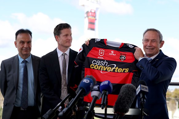 WA Premier Roger Cook, flanked by ARLC executive chair Peter V’landys and Bears CEO Anthony De Ceglie,  unveils the Bears jersey.