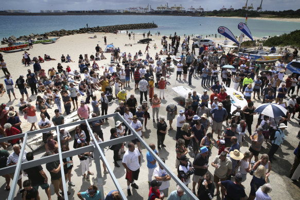 More than a thousand people attended a rally to oppose plans for a cruise terminal at Yarra Bay.