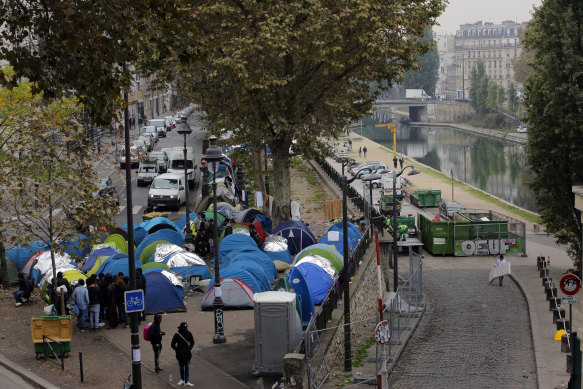 Des camps de migrants ont surgi un peu partout à Paris.