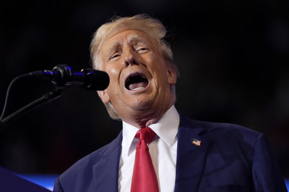 Cri au scandale : Donald Trump lors d'un rassemblement de campagne en Pennsylvanie samedi.