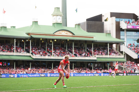 Isaac Heeney lines up a shot at goal at a packed SCG.