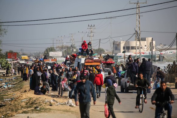 Palestinian citizens displaced from the city of Khan Yunis due to Israeli raids travel to the city of Rafah, south of the Gaza Strip.