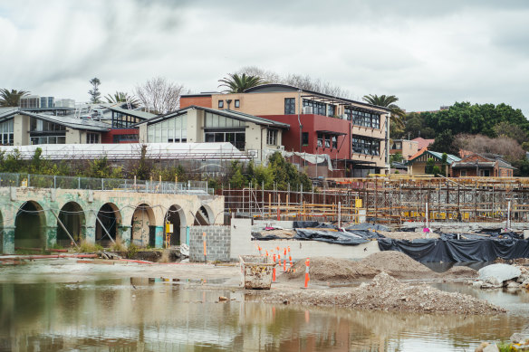 The Hakoah Club is looking for a new builder to complete the job.