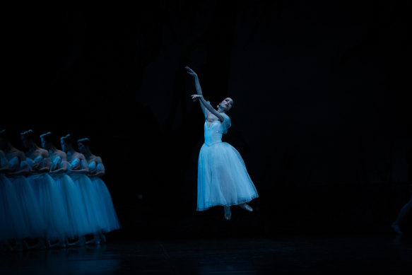 Akira Akiyama dances the role of Giselle. 