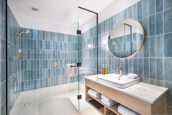 ...e seu banheiro espaçoso.