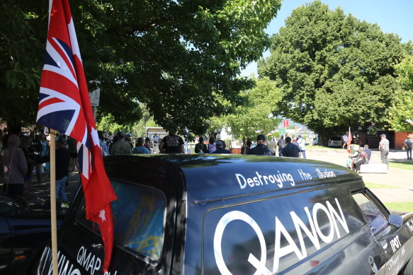 “Give us justice,” they chanted at a mostly empty court, “Remove this government.”