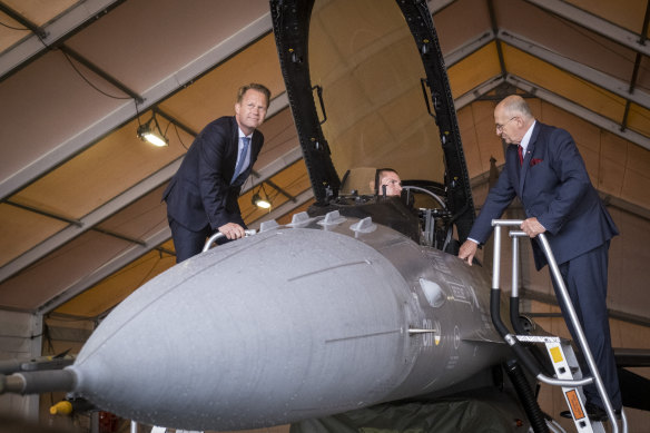 These jets don’t pay for themselves: Denmark’s Foreign Minister Jeppe Kofod and Polish Foreign Minister Zbigniew Rau inspect a Danish F16.