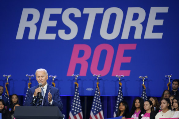 Başkan Joe Biden, 2022'de Washington'da düzenlenen bir mitingde kürtaja erişim hakkında konuşuyor.