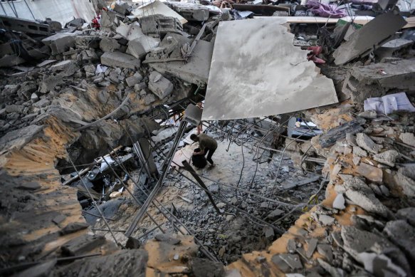 People search through buildings that were destroyed during Israeli air raids in the southern Gaza Strip on October 25, 2023 in Khan Yunis, Gaza. 